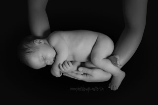 • Neugeborenenfotografie  • Babyfoto  • Babyfotos  • Schwarz-Weiß-Foto  • Schwarz-Weiß-Babyfoto  • Fotokunst  • Babyportrait  • Newborn  • Newborn Fotografie  • Newborn Portrait  • Lebensanfang  • Geborgenheit  • modernes Babyfoto