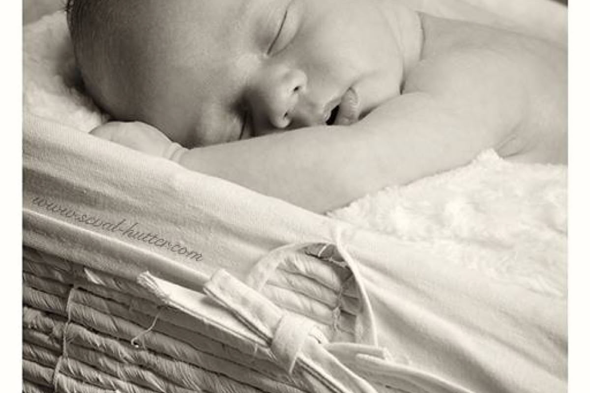 • Neugeborenenfotografie  • Babyfotografie  • schlafendes Baby  • Schwarz-Weiß-Fotografie  • Porträtfotografie  • Fotostudio  • Newborn  • Newborn Shooting  • Lebensanfang  • Babyshooting  • Fine-Art-Fotografie  • Fotodesign  • Geborgenheit  • Ursprung  • Licht  • Baby Portrait  • Süßes Baby  • Kunstfotografie