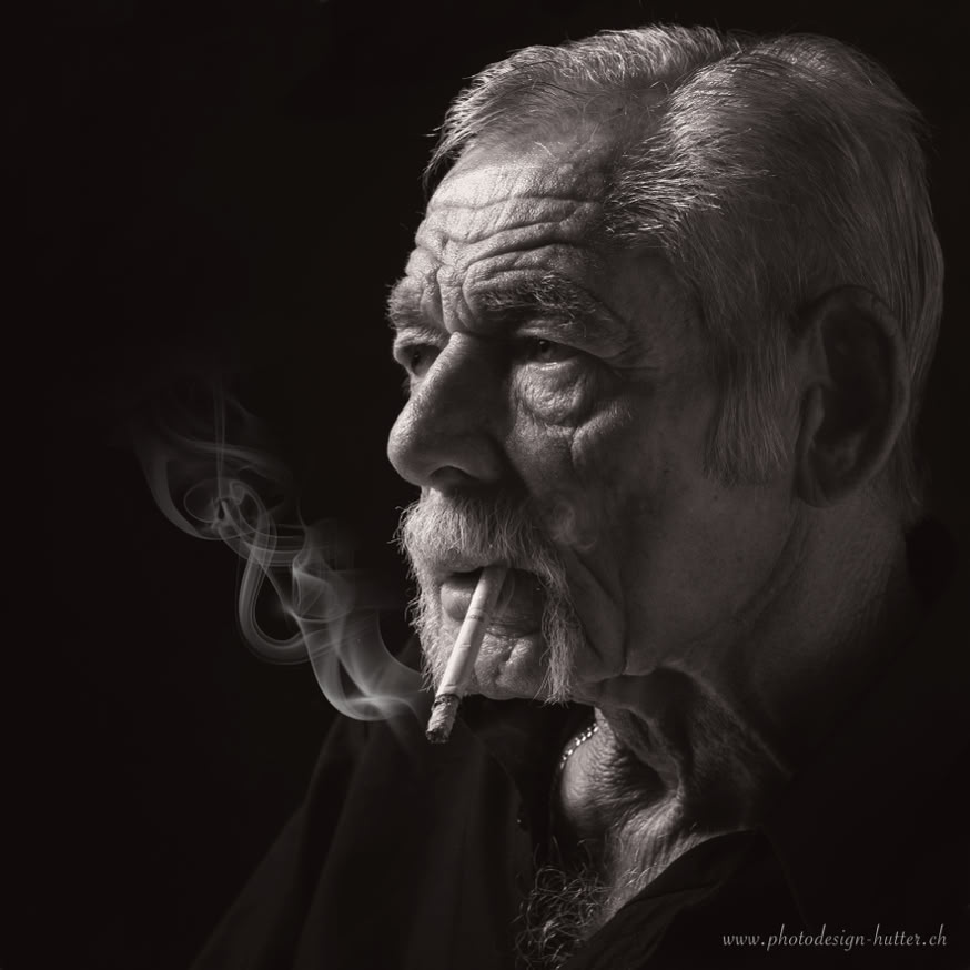 • Schwarz-Weiß-Fotografie  • Charakterporträt  • älterer Mann  • reifer Mann  • alter Mann  • rauchender Mann  • Zigarette  • Porträtfotografie  • Studiofotografie  • Seitenlicht  • Low Key Fotografie  • Fotokunst  • markantes Gesicht  • Ausdrucksstark  • Männerporträt  • Charakterstudie  • Schwarz-Weiß-Kunstfoto  • Fine Art Photography