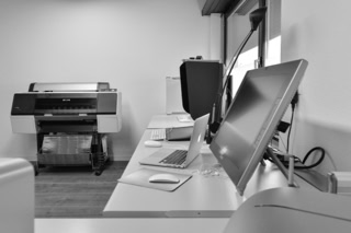 Photodesign-Hutter Atelier: Arbeitsplatz mit Fine-Art-Drucker, Grafiktablett und Computer. Hier entstehen Fotokunst, Color Fotografie, Schwarz-Weiß-Aufnahmen und Großformatdrucke. Keywords: Photodesign, Fotostudio, Fine-Art-Printing, Color Fotografie.