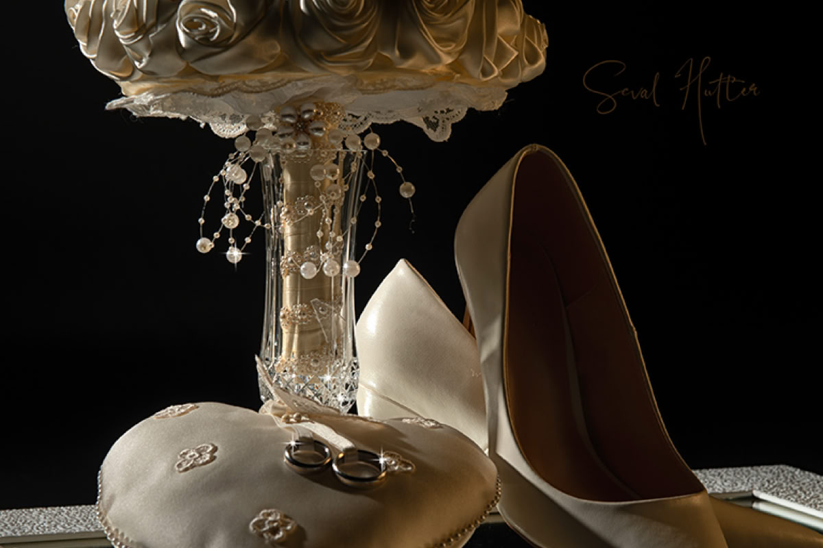 Hochzeitsdetails, Trauringe, Brautschuhe, Brautstrauß, Hochzeitsdekoration, festliche Fotografie, romantische Hochzeit, goldene Töne, Hochzeitsaccessoires, Paarerinnerung, Fine Art, luxuriöse Hochzeit, Fotodesign. Photodesign-Hutter
